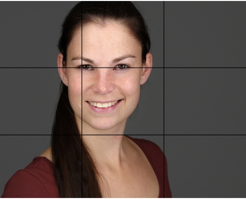 Ein hochwertiges Bewerbungsfoto Headshot Portraitfoto Frau Porträt Porträtfoto Businessfoto lächelnd vor grauem Hintergrund - KISS keep it simple
