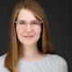 Ein hochwertiges Bewerbungsfoto Headshot Portraitfoto Frau Porträt Porträtfoto Businessfoto lächelnd vor grauem Hintergrund Bewerbungsfoto Beispielbild