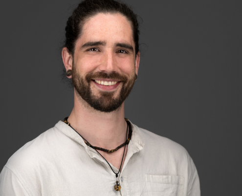 Portrait eines lächelndes Mannes im Headshot Stil